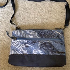 Beachy crossbody bag